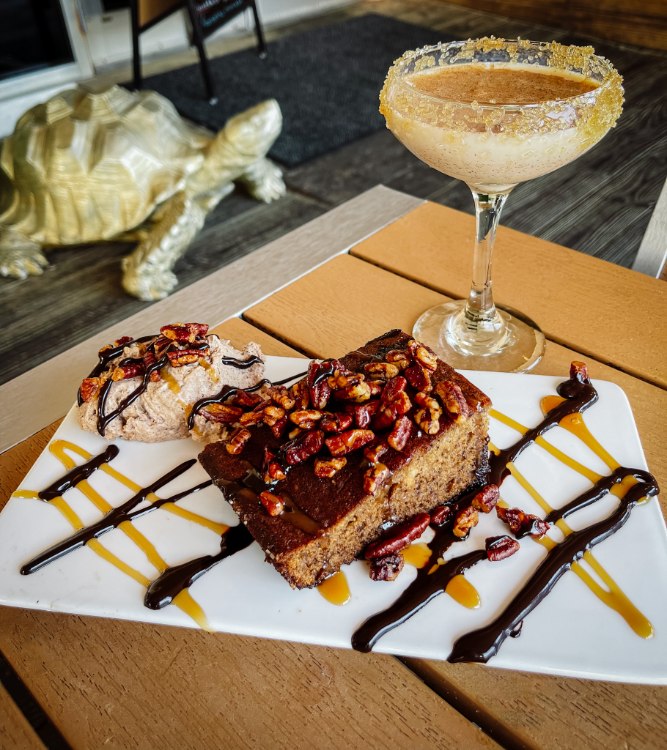 tortugas-port-aransas-tuga-cake-hochata-martini