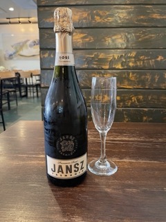 wine tasting at tortugas 2022 winner JANSZ - Sparkling Rose